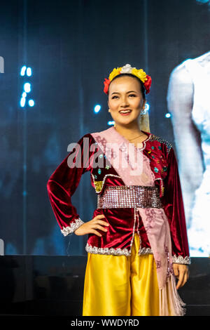 I modelli e gli altri partecipanti che prendono parte a Kota Kinabalu della settimana della moda a Karamunsing il complesso per lo shopping di Kota Kinabalu, Sabah Borneo Malese Foto Stock