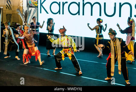 I modelli e gli altri partecipanti che prendono parte a Kota Kinabalu della settimana della moda a Karamunsing il complesso per lo shopping di Kota Kinabalu, Sabah Borneo Malese Foto Stock