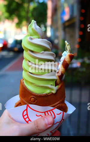 Taiyaki gelato, servita nel pesce a forma di cono per pancake, sono venduti in un aperto di recente posizione di Chinatown di Manhattan del luglio 22nd, 2019 a New York, Stati Uniti d'America Foto Stock