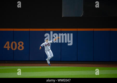 13 settembre 2019: New York Mets center fielder Juan Lagares (12) insegue giù una palla durante il gioco tra il New York Mets e i Los Angeles Dodgers a Citi Field nel Queens, a New York. Credito: Kostas Lymperopoulos/CSM Foto Stock