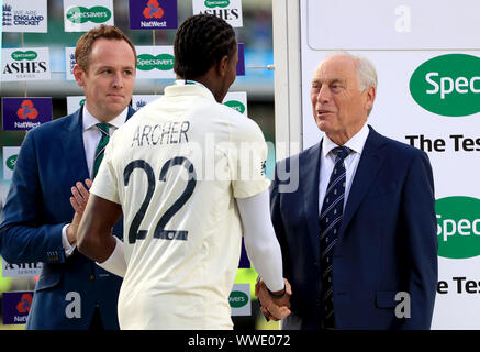 L'Inghilterra del Jofra Archer scuote le mani con il presidente dell'Inghilterra e del Galles Cricket Board Colin sepolcri dopo giocatore vincente del match durante il giorno quattro della quinta prova la corrispondenza alla Kia ovale, Londra. Foto Stock