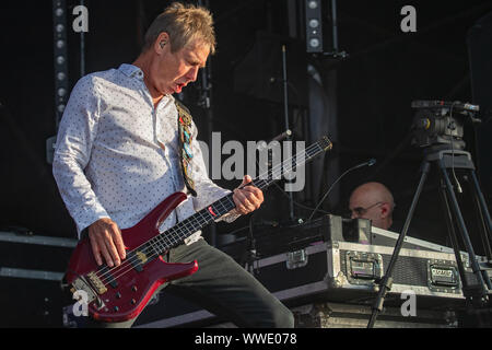 Londra, Regno Unito. 15 set 2019.John Edwards della rock band Status Quo di eseguire a Radio 2 Live in Hyde park Jason Richardson/Alamy Live News Foto Stock