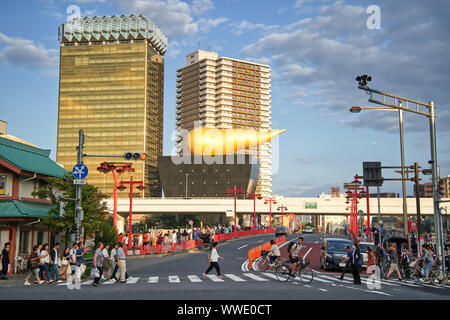 Skyline con la Tokyo Sky Tree e la birra Asahi torre presso la riva orientale del fiume Sumida in Sumida, Tokyo Foto Stock