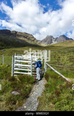 Hillwalker da baciare gate nel recinto di cervi nel percorso di Blaven nel nero montagne Cuillin sull'Isola di Skye in Scozia, Regno Unito Foto Stock
