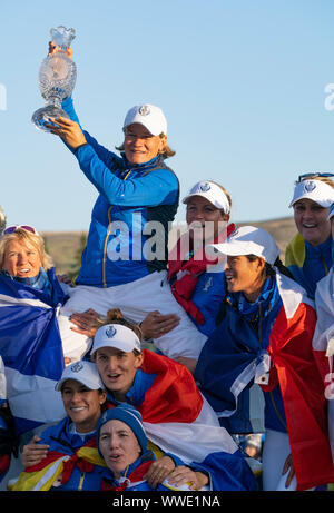 Auchterarder, Scotland, Regno Unito. Il 15 settembre 2019. Team Europe vittorioso a 2019 Solheim Cup su Centenary a Gleneagles. Nella foto; Team Capitano Catriona Matthew celebra con la Solheim Cup. Iain Masterton/Alamy Live News Foto Stock