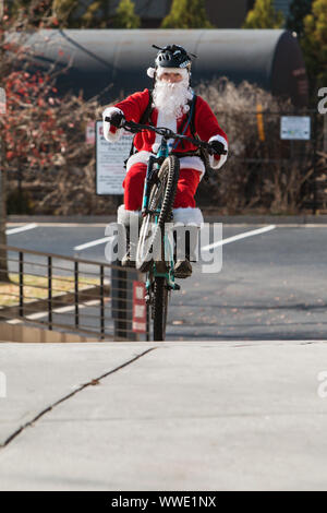 Un uomo che indossa un Babbo Natale outfit pop un wheelie come egli si prepara al giro in tour annuale DeLanta giro in bici su dicembre 22, 2018 in Atlanta, GA. Foto Stock