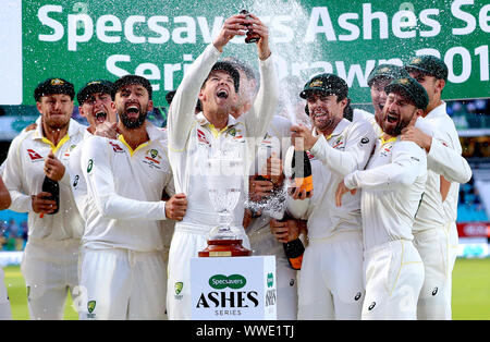 In Australia i giocatori celebrare mantenendo le ceneri alla fine della quinta prova la corrispondenza alla Kia ovale, Londra. Foto Stock