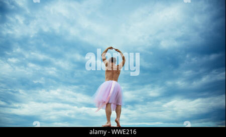 Uomo in ballerina mantello esterno. Crazy ballerina. drag queen. L'uomo ballare in tutù in studio di danza. Funny Man freak. Ispirazione e sognare. posso essere Foto Stock