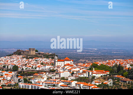 Guardando a Nord attraverso il Castelo de Vide. Il magnifico castello medievale si siede aloft la pittoresca cittadina portoghese nel nord Alentejo. Foto Stock