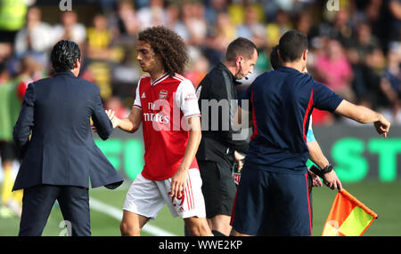 Arsenal manager Unai Emery saluta il compagno di squadra Matteo Guendouzi durante il match di Premier League a Vicarage Road, Watford. Foto Stock