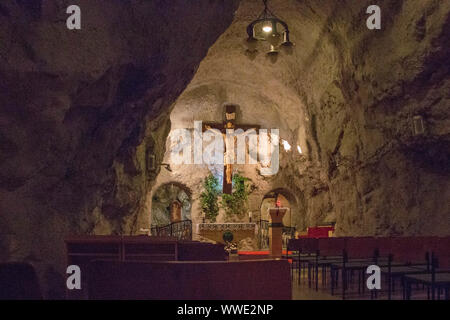 Interno della chiesa grotta sulla collina Gellert Budapest, Ungheria Foto Stock