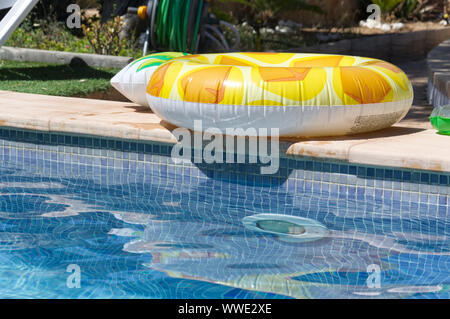 Gonfiabile anello ananas galleggianti in piscina Foto Stock