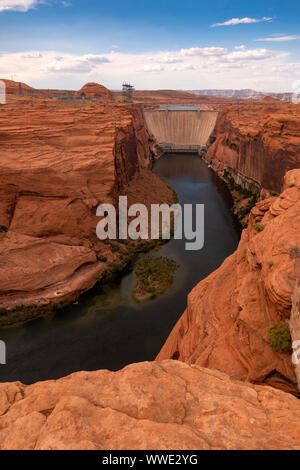 Il cielo blu sopra la diga facendo passare acqua fornendo energia sul fiume Colorado vicino page Arizona Foto Stock