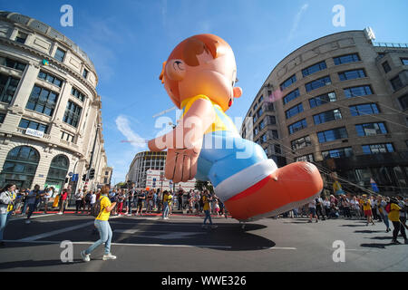 Bruxelles, Belgio. Xv Sep, 2019. Le persone che frequentano il palloncino in parata del giorno del 2019 Bruxelles Fumetto Festival a Bruxelles, Belgio, Sett. 15, 2019. Il palloncino in parata del giorno è un tradizionale spettacolo durante ogni anno il festival di fumetti. Credito: Zhang Cheng/Xinhua/Alamy Live News Foto Stock