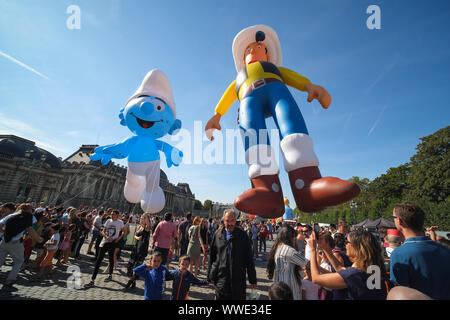 Bruxelles, Belgio. Xv Sep, 2019. Le persone che frequentano il palloncino in parata del giorno del 2019 Bruxelles Fumetto Festival a Bruxelles, Belgio, Sett. 15, 2019. Il palloncino in parata del giorno è un tradizionale spettacolo durante ogni anno il festival di fumetti. Credito: Zhang Cheng/Xinhua/Alamy Live News Foto Stock