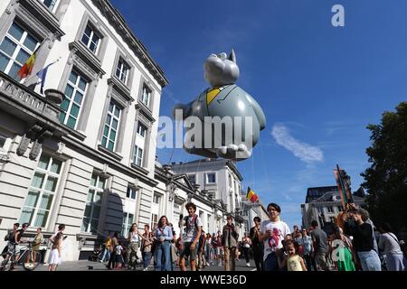 Bruxelles, Belgio. Xv Sep, 2019. Le persone che frequentano il palloncino in parata del giorno del 2019 Bruxelles Fumetto Festival a Bruxelles, Belgio, Sett. 15, 2019. Il palloncino in parata del giorno è un tradizionale spettacolo durante ogni anno il festival di fumetti. Credito: Zheng Huansong/Xinhua/Alamy Live News Foto Stock