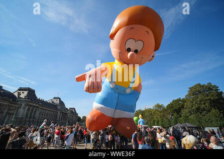 Bruxelles, Belgio. Xv Sep, 2019. Le persone che frequentano il palloncino in parata del giorno del 2019 Bruxelles Fumetto Festival a Bruxelles, Belgio, Sett. 15, 2019. Il palloncino in parata del giorno è un tradizionale spettacolo durante ogni anno il festival di fumetti. Credito: Zhang Cheng/Xinhua/Alamy Live News Foto Stock