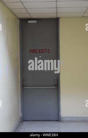 Porta di uscita antincendio di emergenza di un edificio Foto Stock