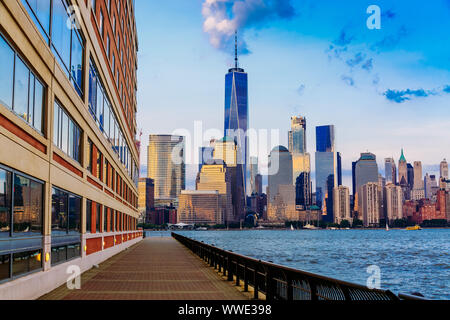 La parte inferiore di Manhattan panorama a sera presi da Paulus gancio Pier in Jersey City, Stati Uniti d'America Foto Stock