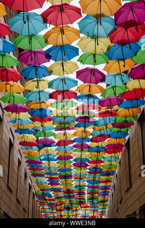 Sovraccarico del display ombrello nella strada laterale a Bordeaux Foto Stock