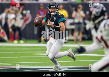 Houston, TX, Stati Uniti d'America. Xv Sep, 2019. Jacksonville Jaguars quarterback Minshew Gardner (15) guarda a passare durante il secondo trimestre di NFL di una partita di calcio tra Jacksonville Jaguars e Houston Texans al NRG Stadium di Houston, TX. Trask Smith/CSM/Alamy Live News Foto Stock