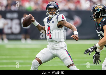 Houston, TX, Stati Uniti d'America. Xv Sep, 2019. Houston Texans quarterback Deshaun Watson (4) cerca di passare durante il primo trimestre di NFL di una partita di calcio tra Jacksonville Jaguars e Houston Texans al NRG Stadium di Houston, TX. Trask Smith/CSM/Alamy Live News Foto Stock