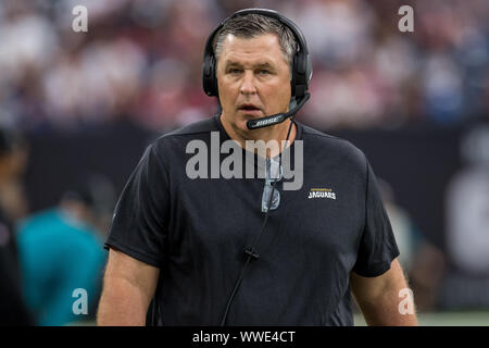 Houston, TX, Stati Uniti d'America. Xv Sep, 2019. Jacksonville Jaguars head coach Doug Marrone durante il primo trimestre di NFL di una partita di calcio tra Jacksonville Jaguars e Houston Texans al NRG Stadium di Houston, TX. Trask Smith/CSM/Alamy Live News Foto Stock