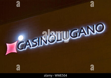 Lugano, Ticino, Svizzera - 17 Agosto 2019 : vista dell'illuminato Casinò Lugano logo installati su pareti di marmo nella città di Lugano, Ticino Foto Stock