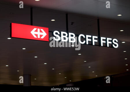 Lugano, Ticino, Svizzera - 17 Agosto 2019 : vista sul FFS / / CFF FFS (Ferrovie Federali Svizzere) società di digital signage che pende dal soffitto del Foto Stock