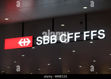 Lugano, Ticino, Svizzera - 17 Agosto 2019 : vista sul FFS / / CFF FFS (Ferrovie Federali Svizzere) società di digital signage che pende dal soffitto del Foto Stock