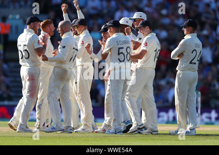 Londra, Regno Unito. Xv Sep, 2019. Jack di liscivia Inghilterra celebra tenendo il paletto di Tim Paine di Australiaduring giorno quattro del quinto Specsavers Ceneri Test Match, alla Kia Oval Cricket Ground, London, England. Credito: ESPA/Alamy Live News Foto Stock