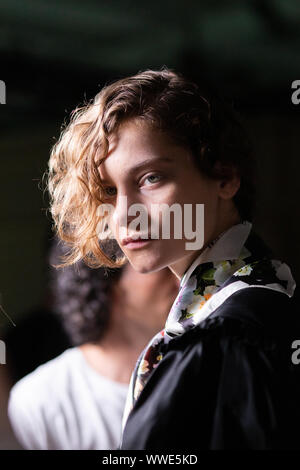 Modelli backstage durante il Preen di Thornton Bregazzi Primavera/Estate 2020 London Fashion Week mostra presso il Magazzino sulla strada Malthouse nel sud di Londra. Foto Stock