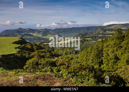 La natura con verdi campi, prati e boschi, si trova in una valle circondata da montagne. Il cielo blu con nuvole bianche. Furnas, Sao Miguel, Azzorre è Foto Stock