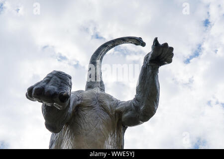 Brontosaurus visto da sotto con cielo nuvoloso sopra di esso.Brontosaurus è un dinosauro erbivoro vissuto nel giurassico Foto Stock