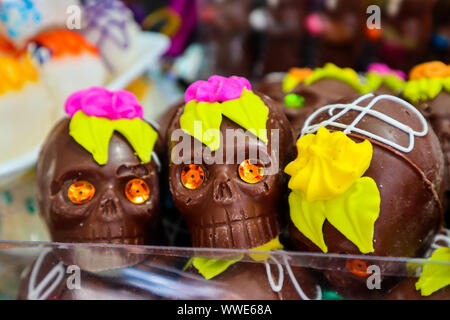Giorno tradizionale dei Morti il teschio di Cioccolato Decorazioni in Messico Foto Stock