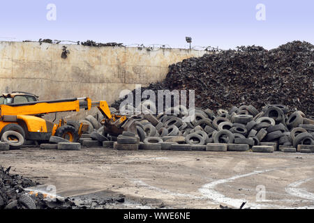Pneumatico impianto di riciclaggio / pila di pneumatici preparati per il riciclaggio in fabbrica Foto Stock