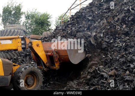 Pneumatico impianto di riciclaggio / pila di pneumatici preparati per il riciclaggio in fabbrica Foto Stock