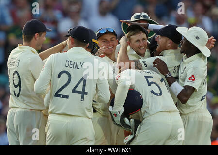 Londra, Inghilterra. 15 SETTEMBRE 2019: Inghilterra playes mob Joe Root dopo ha preso una cattura di licenziare Josh Hazlewood di Australia e vincere la partita durante il giorno quattro del quinto Specsavers Ceneri Test Match, alla Kia Oval Cricket Ground, London, England. Foto Stock