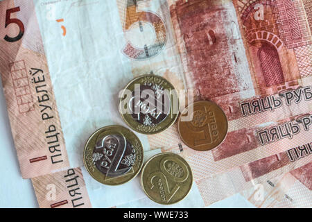 Il rublo bielorusso o rublo (BYN), la moneta ufficiale della Bielorussia le banconote e le monete in euro sono visti a Grodno, in Bielorussia il 1 settembre 2019 © Michal Fludra / Alamy Live News Foto Stock