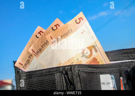 Il rublo bielorusso o rublo (BYN), la moneta ufficiale della Bielorussia di banconote in un portafoglio sono visti a Grodno, in Bielorussia il 1 settembre 2019 © Michal Fludra / Alamy Live News Foto Stock