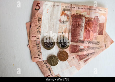 Il rublo bielorusso o rublo (BYN), la moneta ufficiale della Bielorussia le banconote e le monete in euro sono visti a Grodno, in Bielorussia il 1 settembre 2019 © Michal Fludra / Alamy Live News Foto Stock