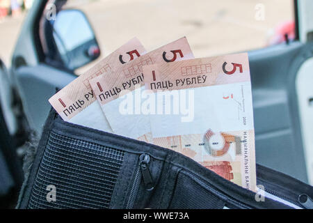 Il rublo bielorusso o rublo (BYN), la moneta ufficiale della Bielorussia di banconote in un portafoglio sono visti a Grodno, in Bielorussia il 1 settembre 2019 © Michal Fludra / Alamy Live News Foto Stock