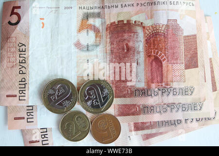 Il rublo bielorusso o rublo (BYN), la moneta ufficiale della Bielorussia le banconote e le monete in euro sono visti a Grodno, in Bielorussia il 1 settembre 2019 © Michal Fludra / Alamy Live News Foto Stock