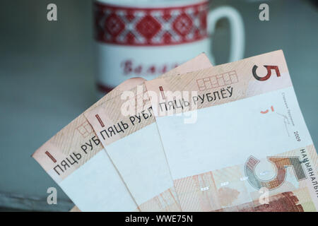 Il rublo bielorusso o rublo (BYN), la moneta ufficiale della Bielorussia le banconote sono visti a Grodno, in Bielorussia il 1 settembre 2019 © Michal Fludra / Alamy Live News Foto Stock