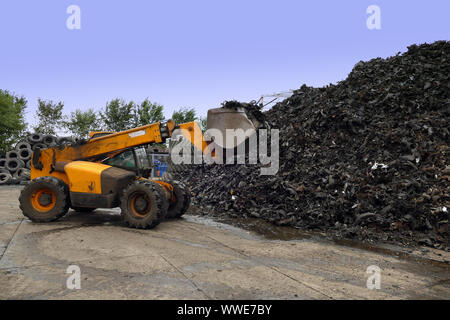 Pneumatico impianto di riciclaggio / pila di pneumatici preparati per il riciclaggio in fabbrica Foto Stock