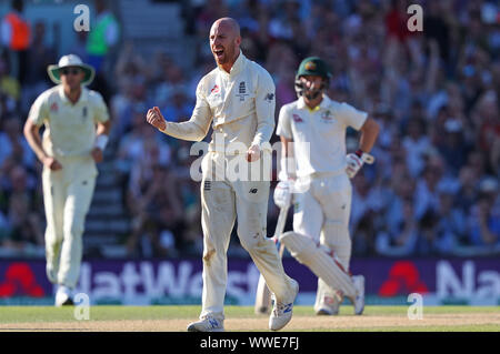 Londra, Inghilterra. 15 SETTEMBRE 2019: Jack Leach di Inghilterra celebra tenendo il paletto di Tim Paine di Australiaduring giorno quattro del quinto Specsavers Ceneri Test Match, alla Kia Oval Cricket Ground, London, England. Foto Stock