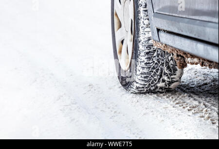 Pneumatico invernale sulla neve country road. Foto Stock