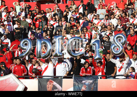 Buens Aires, Argentina - 1 Settembre 2019: River Plate ventole tenendo un cartello con scritto la data che il Boca è stato sconfitto in Mardrid per le finali di Lib Foto Stock