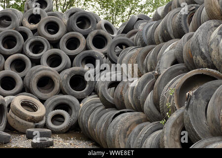 Pneumatico impianto di riciclaggio / pila di pneumatici preparati per il riciclaggio in fabbrica Foto Stock