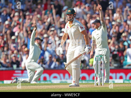 Londra, Regno Unito. Xv Sep, 2019. Mitchell Marsh di Australia reagisce dopo essere stati catturati fuori da Rory ustioni di Inghilterra, solo per essere reprieved come Chris Woakes aveva colpiti a nessuna sfera, durante il giorno quattro del quinto Specsavers Ceneri Test Match, alla Kia Oval Cricket Ground, London, England. Credito: csm/Alamy Live News Foto Stock